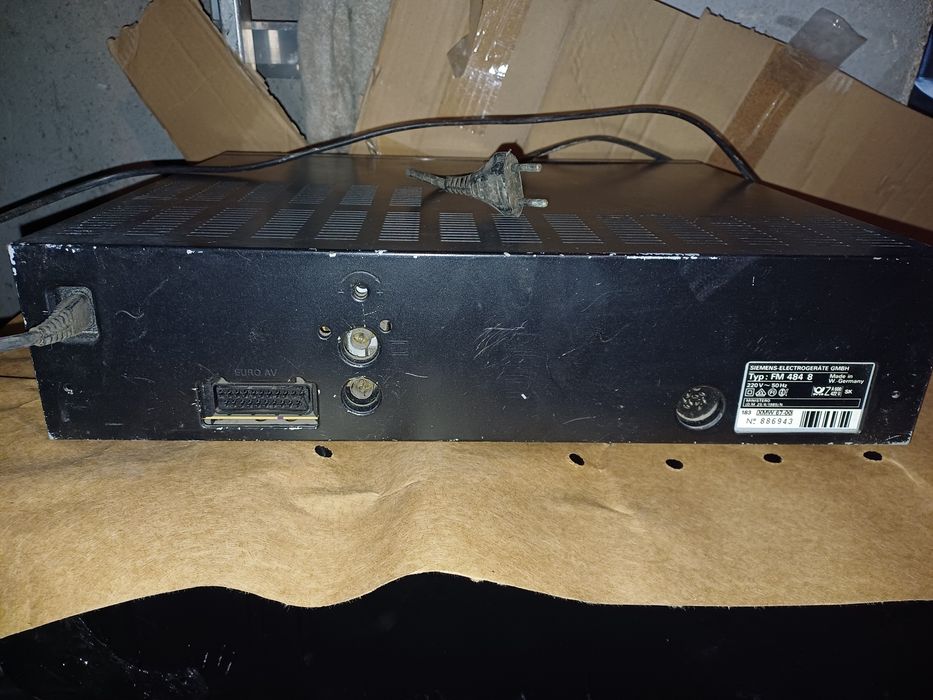 magnetowid VHS marki VIDEOCORD, model FM484.