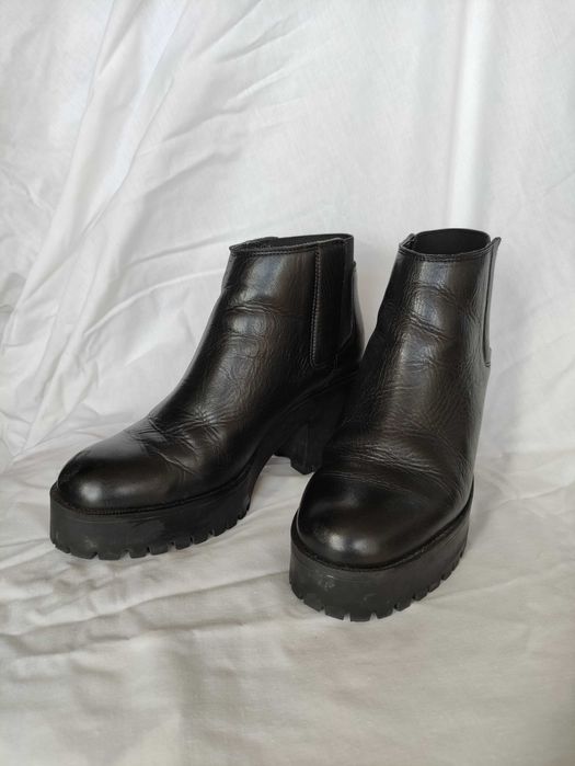 Botas pretas pelo tornozelo, com salto médio