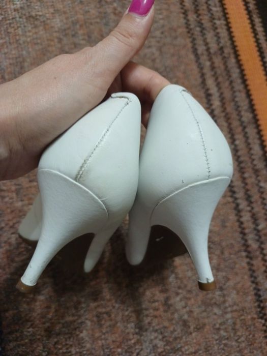 Весільні білі туфлі