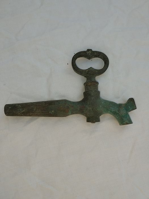 Torneira metal antiga para pipos de vinho