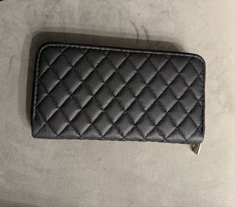 Czarny portfel chanel