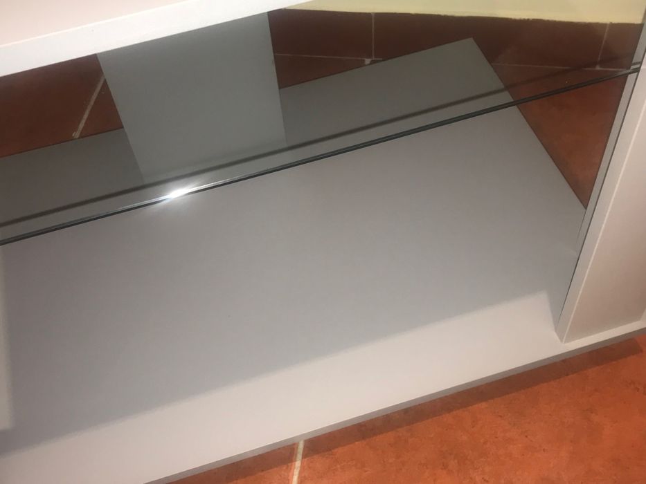 Móvel de TV cinzento com rodas