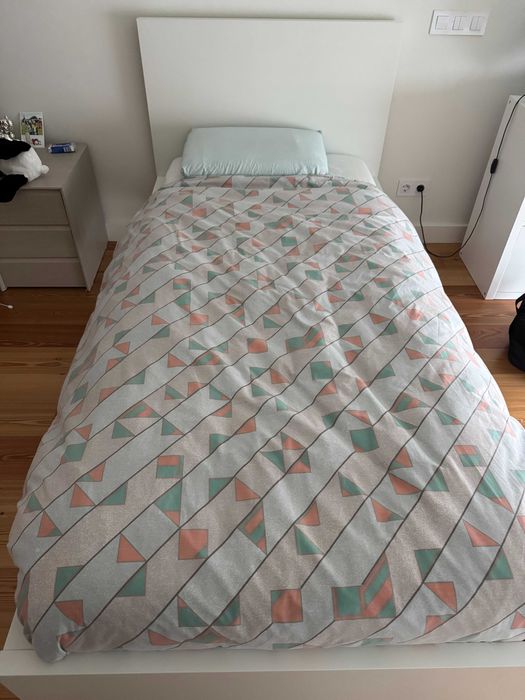 IKEA MALM – Cama de Solteiro em Excelente Estado + Colchão