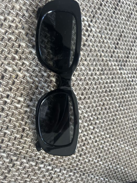 czarne okulary przeciwsłoneczne to model Saint Laurent SL M130.
