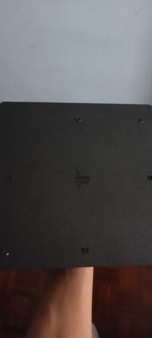 Ps4 slim como nova com 2 jogos e todos os fios e um comando