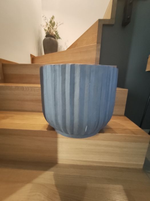 Szara donica ryflowana na taras