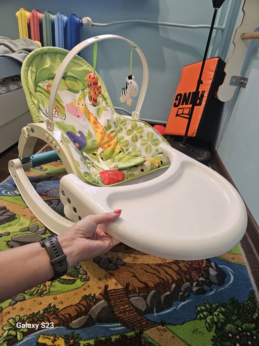 Leżaczek bujaczek dla dziecka z pałąkiem i stolikiem – bardzo dobry