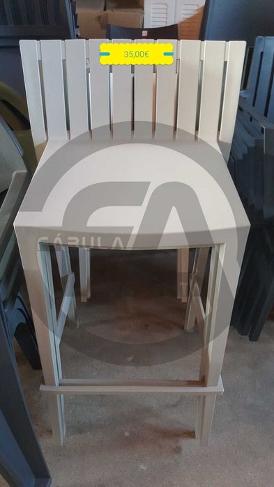 Bancos e mesas altas de exterior