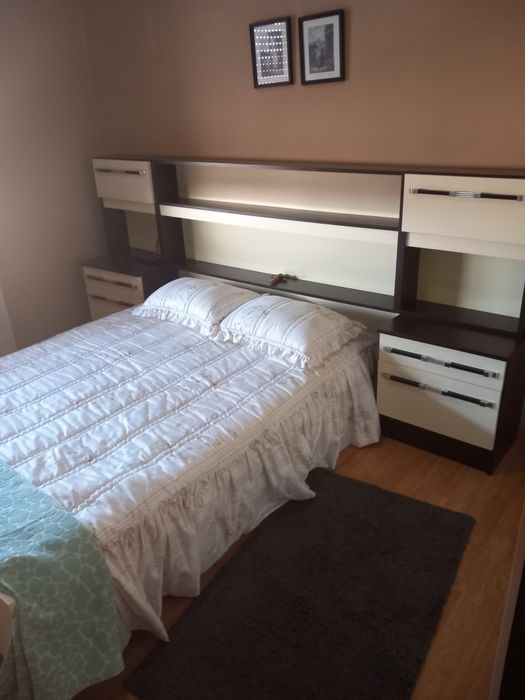 Vendo mobília de quarto de casal 100€ cada quarto e vendo,  mobília de sala com mesa que abre e tem 6 cadeiras 200€