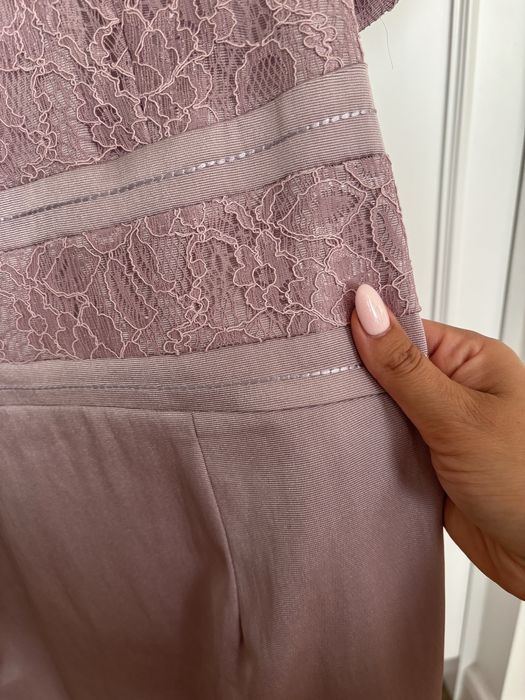 Elegancka sukienka dla mamy na wesele z koronką