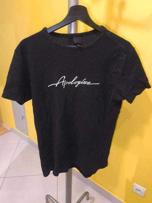 Czarny T‑shirt „Apologize”