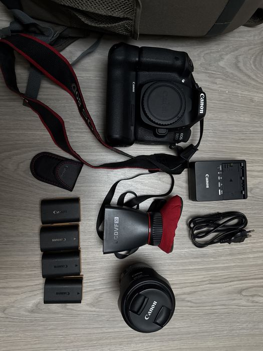 Canon 80D com varios acessórios e mochila
