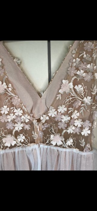 Tiulowa sukienka z kwiatami