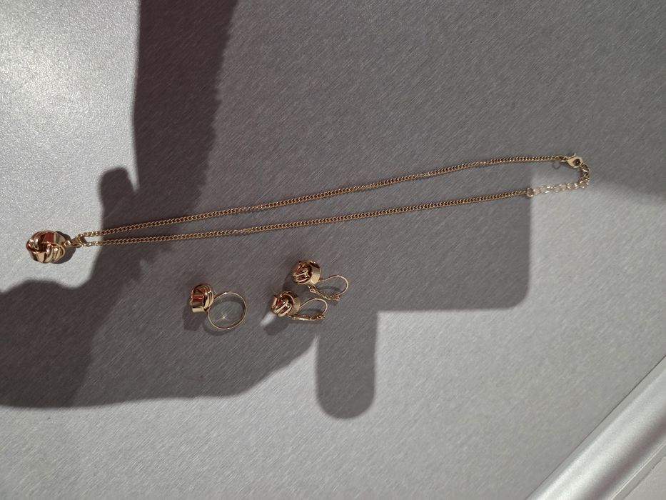 Komplet biżuterii w kolorze złotym