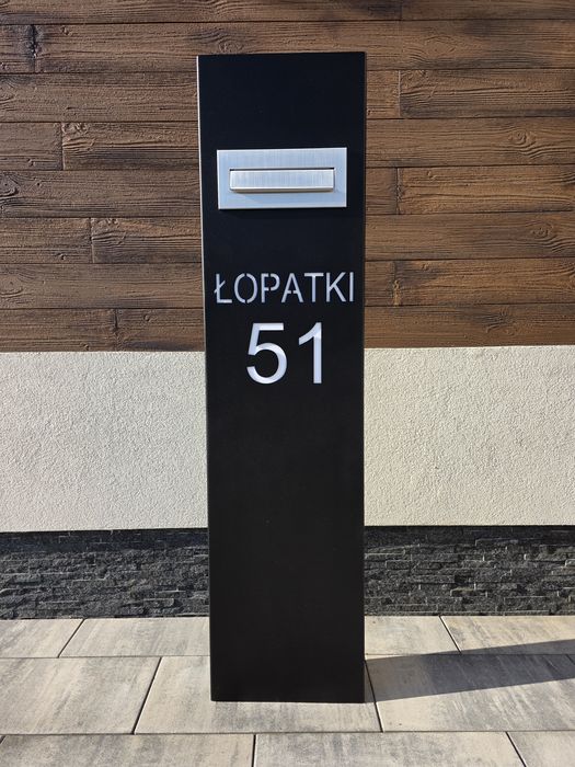 Słupek multimedialny z numerem domu i skrzynką na listy