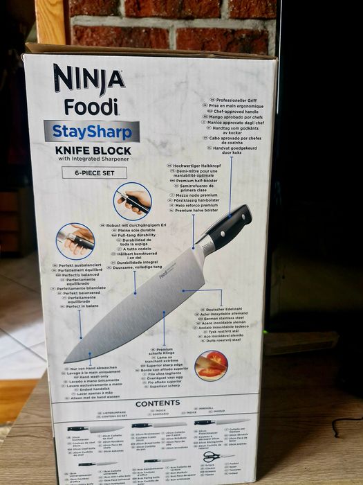 Zestaw noży Ninja w bloku z ostrzałka.
