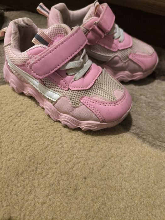 Кросівки . 26 розмір . УСТІЛКА 17 СМ. Носились 1 сезон , стан хороший