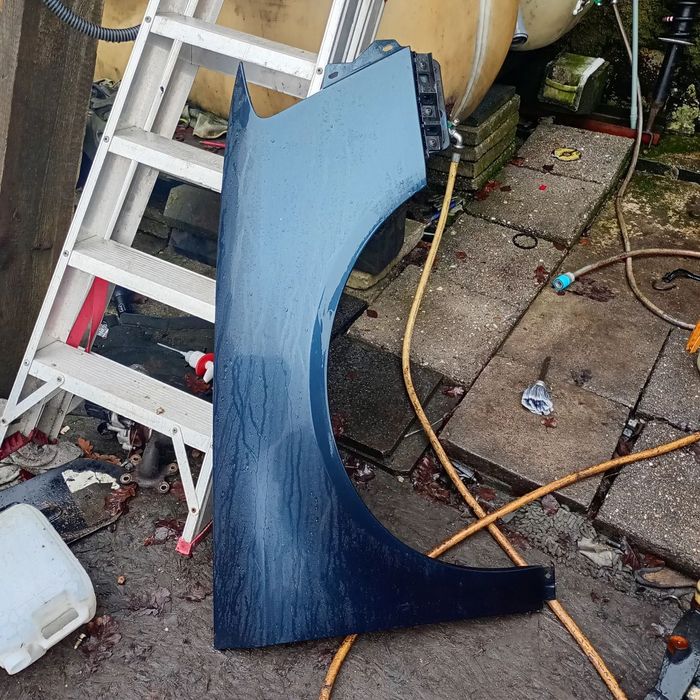 Błotnik prawy Passat B6 LC5F