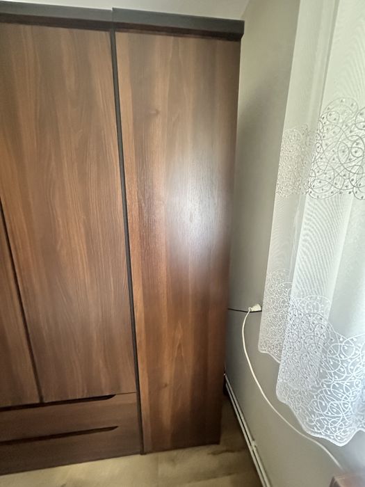 Szafa koloru brązowego. Wolnostojąca.