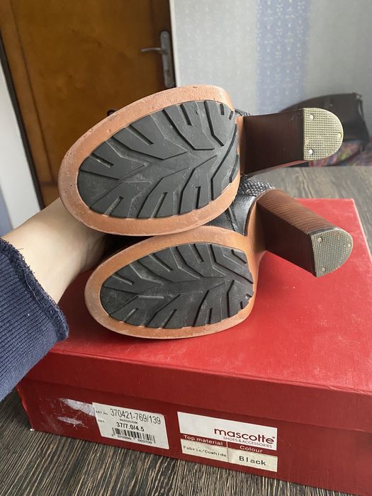 Черевики шкіряні на підборах Mascotte 37 розмір