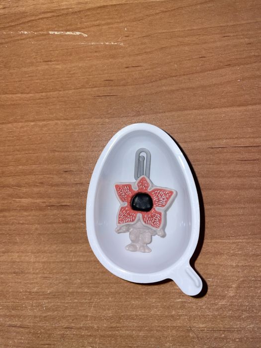 «дивні дива» фігурка з кіндер; stranger things