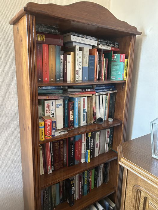 Drewniany regał na ksiazki  o wysokości 173 cm (razem z nóżkami)