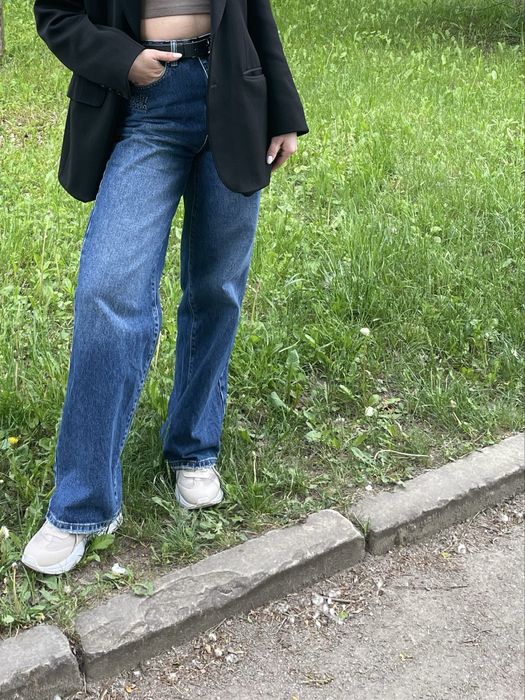 Джинси синього кольору