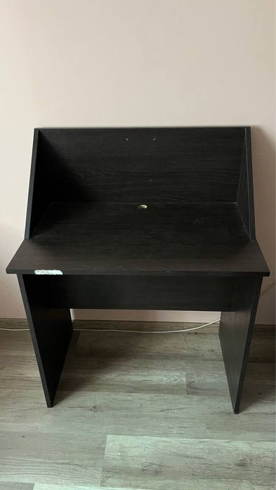 Компютерний стіл з надбудовою