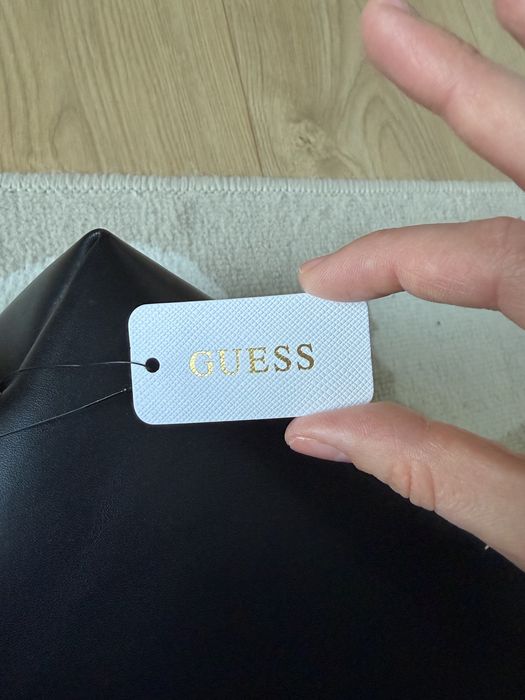 Nowa czarna kosmetyczka Guess unisex