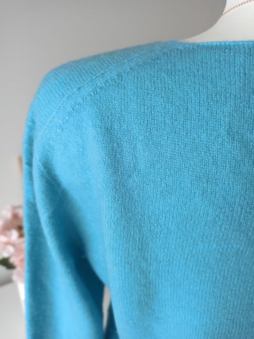 Elegancki turkusowy sweter dekolt V w serek v-neck wełniany M/38 puszy