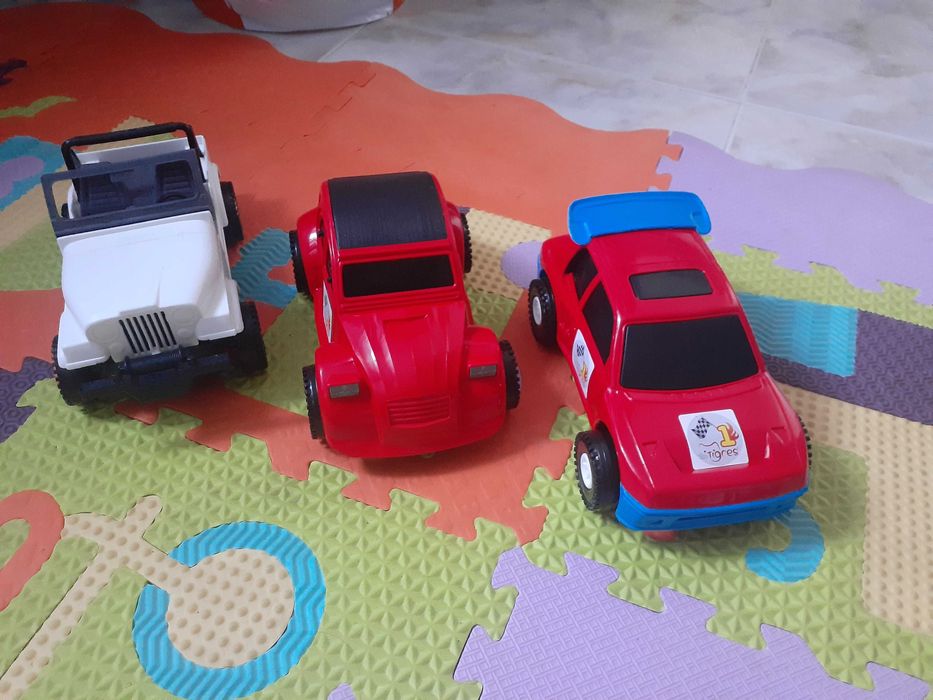 2іграшкові машини за 100