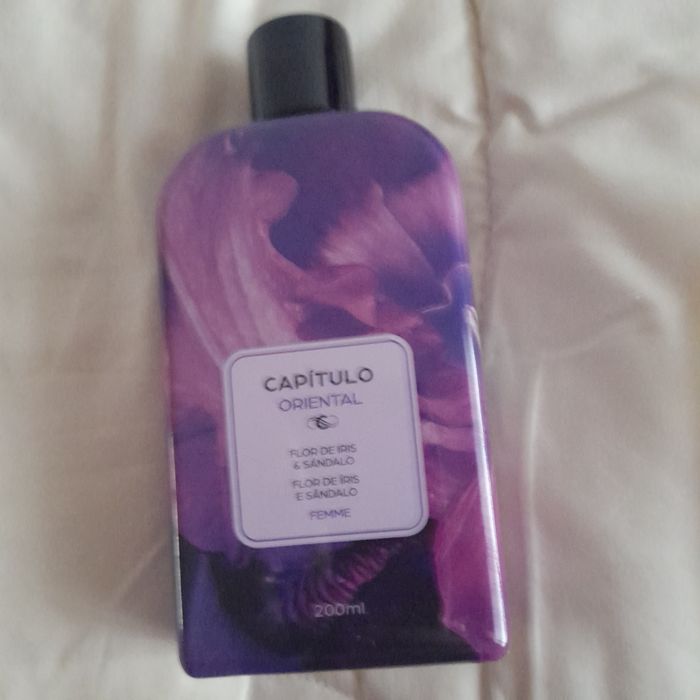 Perfume de flor de iris e sandalo