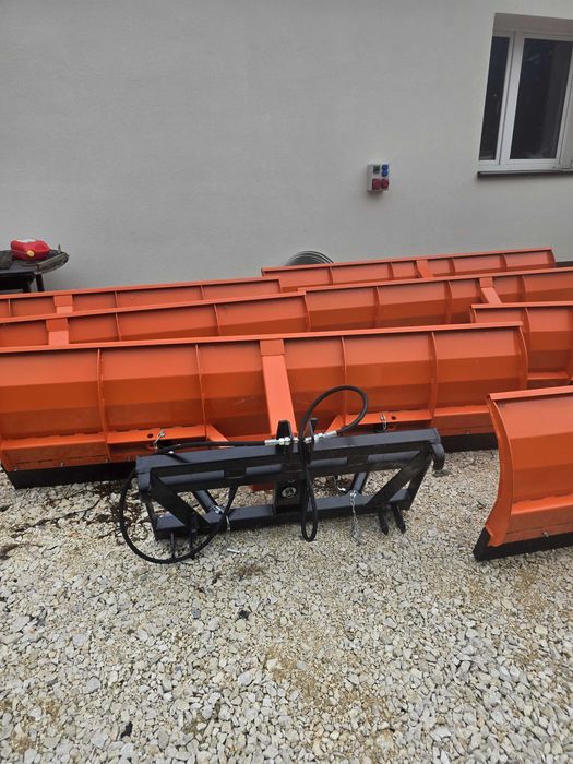 Pług śnieżny z uchwytem TUZ / TUR / wideł – gotowy do pracy