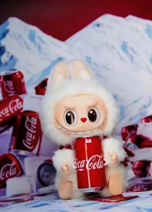 Labubu z puszka i butelką