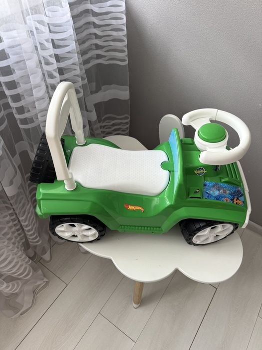 Машинка-толокар классная