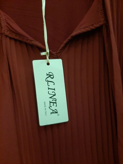 Túnica tamanho único Bordeaux (nova) com plissado à frente e atrás