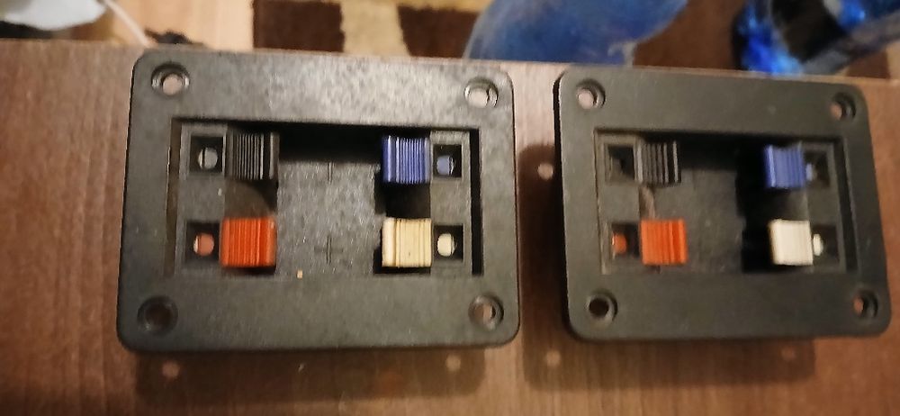 Dwa terminale kolumn Technics