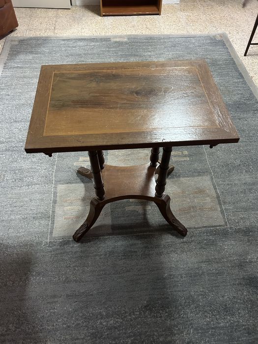 Mesinha em castanho com embutidos