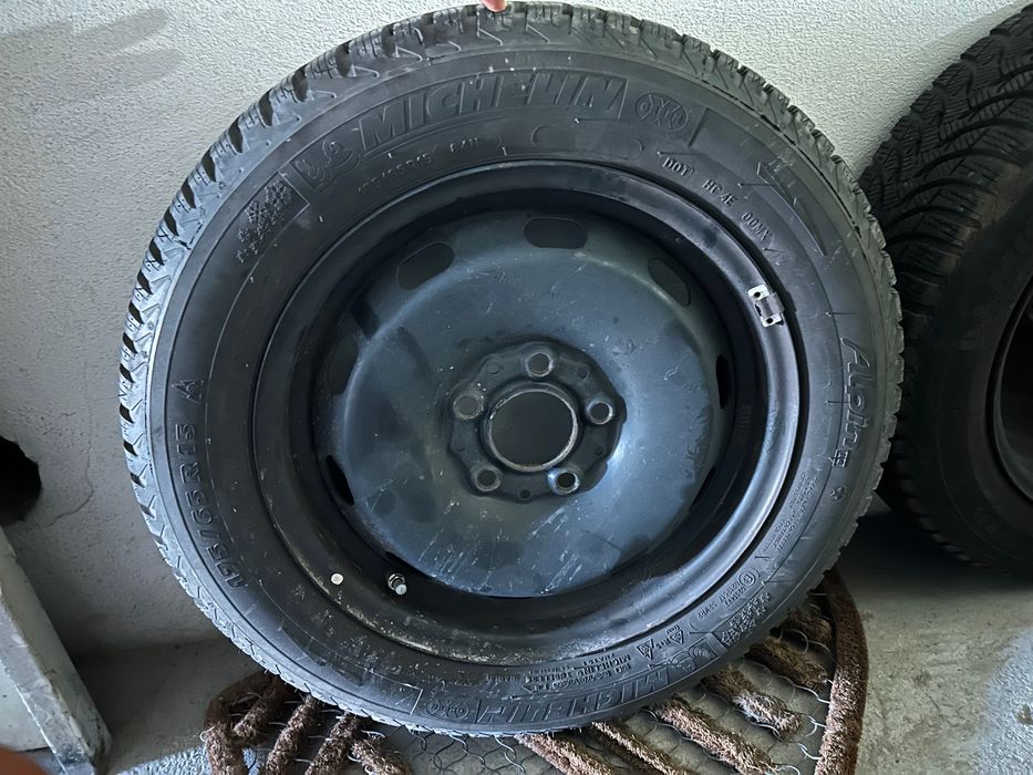 Jantes 15 com pneus  Michelin novos 175/65. Conjunto de 4 c/ Tampões.
