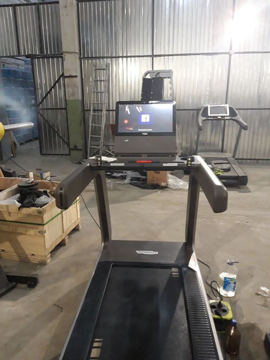 Бігова доріжка Technogym Run Artis в наявності