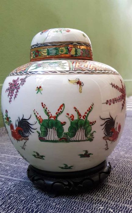 Pote com tampa em porcelana chinesa/Macau com peanha em madeira
