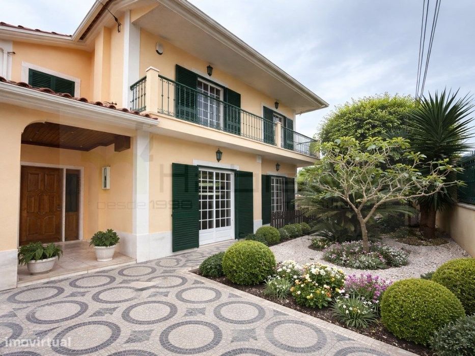 Moradia Isolada T5 com Garagem e Bom Espaço Exterior em Manique