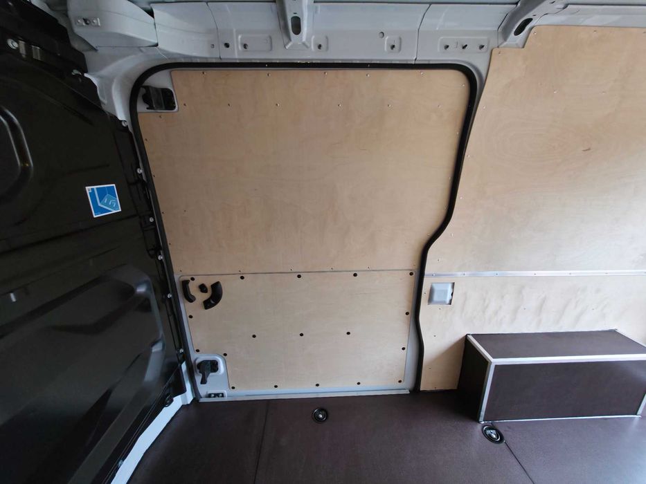 Zabudowa zabezpieczenie ze sklejki Renault Master van