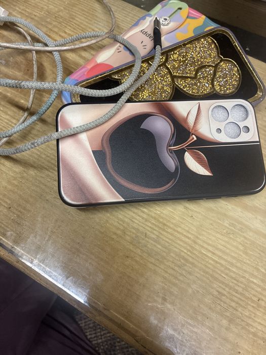 - sluchawki , 3 ladowaki , 3 etui - iphone 11 pro
