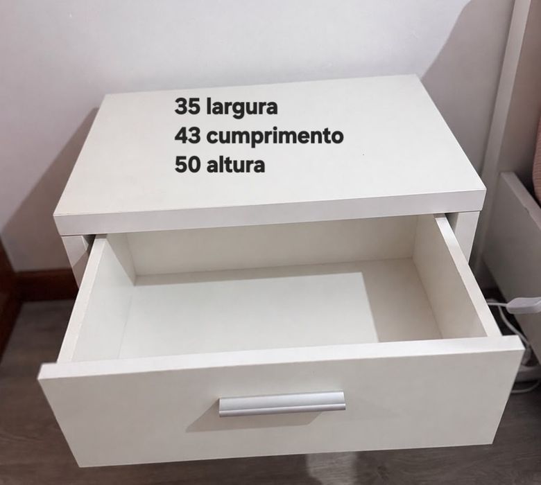 Cama casal com elementos