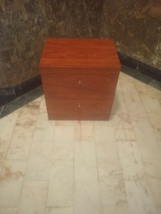 Duas mesas de cabeceira em bom estado