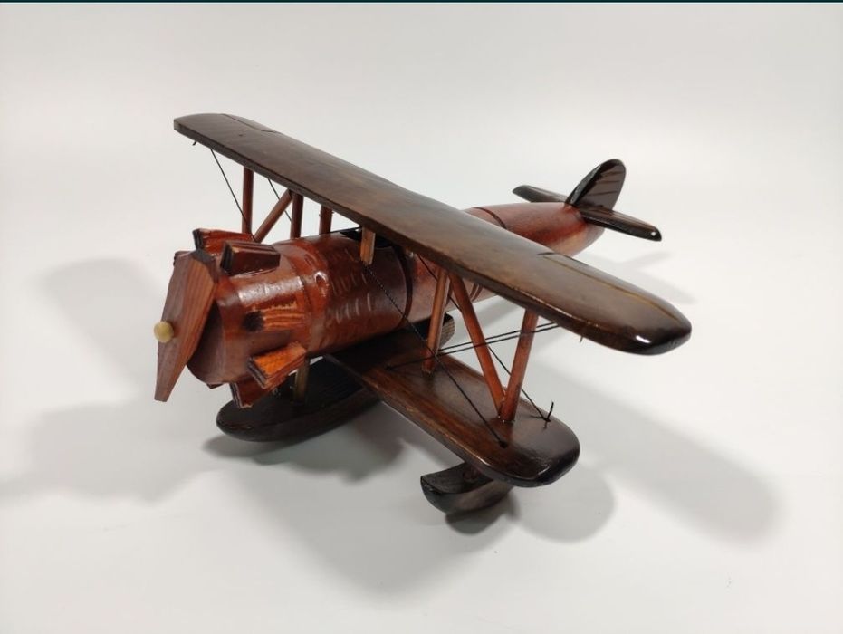 Duży drewniany dwupłatowiec