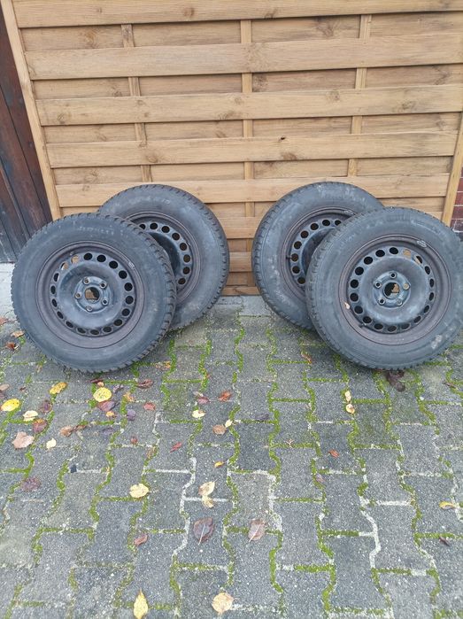 Sprzedam felgi stalowe z oponami zimowymi