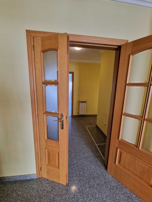 Porta em Madeira (aduelas, guarnições incluído)