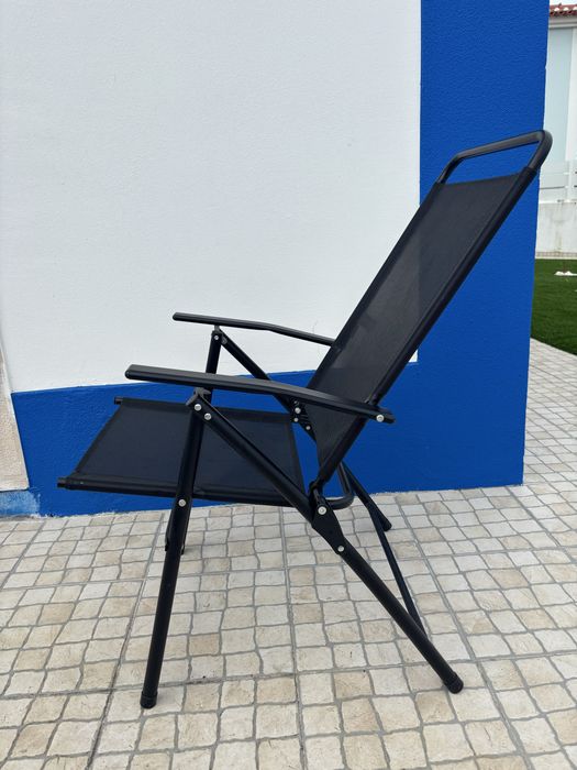 4 cadeiras de jardim e guarda-sol